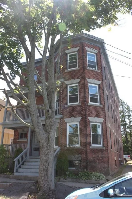 3 bed, 1 bath apartment for rent at 39-41 Cedar St Unit 3, Salem — photo 2 of 10
