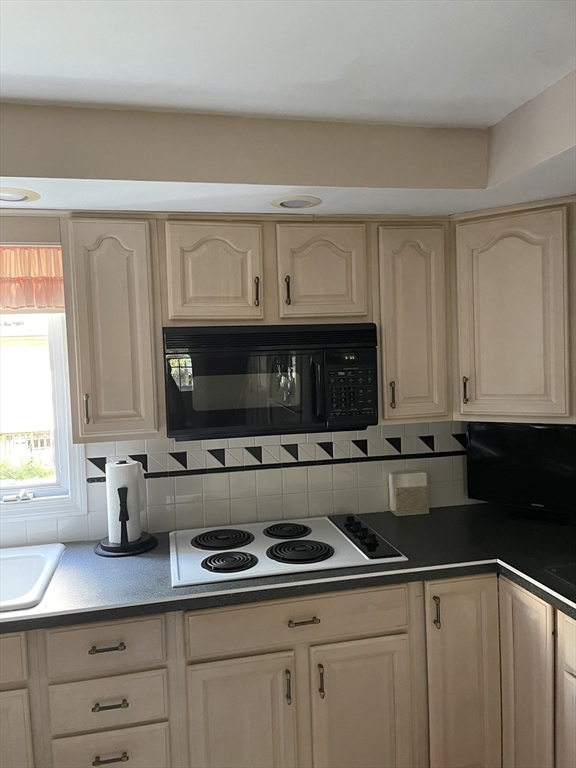 2 bed, 1 bath apartment for rent at 39 Beacon St Unit 1, Everett — photo 4 of 8