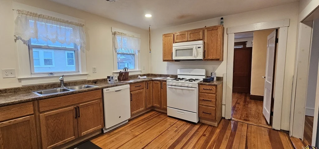 2 bed, 1 bath apartment for rent at 39 Brook St Unit 2, Webster — photo 2 of 8