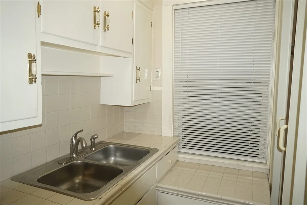 2 bed, 1 bath apartment for rent at 39 Burt St Unit 1, Berkley — photo 6 of 19