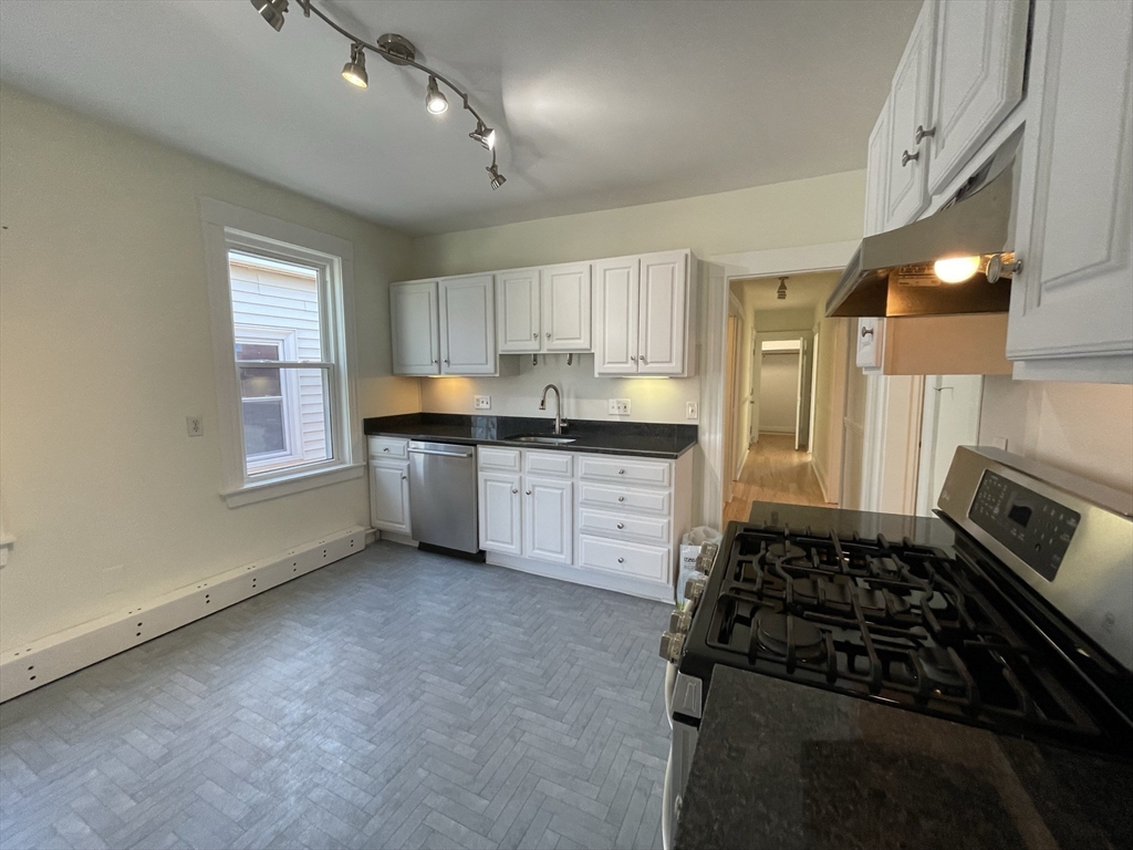 3 bed, 1 bath apartment for rent at 39 Calvin St Unit 3, Ward Two — photo 6 of 11