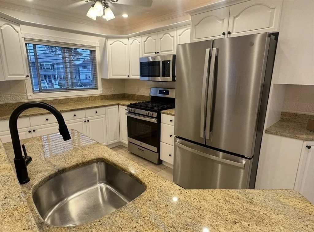 3 bed, 2 bath apartment for rent at 39 Castle Rd, Nahant — photo 19 of 30
