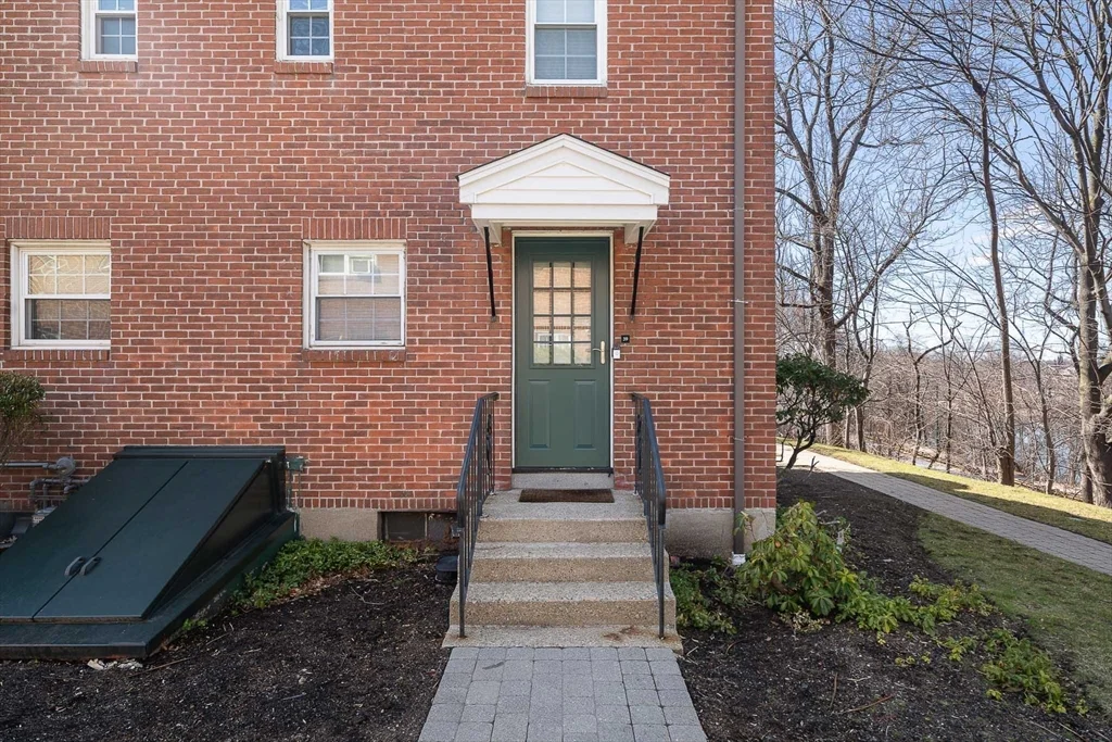1 bed, 1 bath apartment for rent at 39 Charlesbank Rd Unit 39, Newton Corner — photo 2 of 21