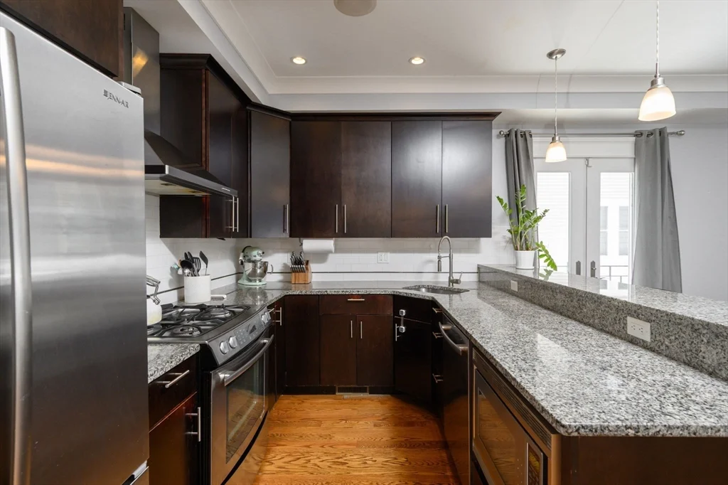 4 bed, 3 bath apartment for rent at 39 Coffey St Unit 2, Dorchester — photo 2 of 32