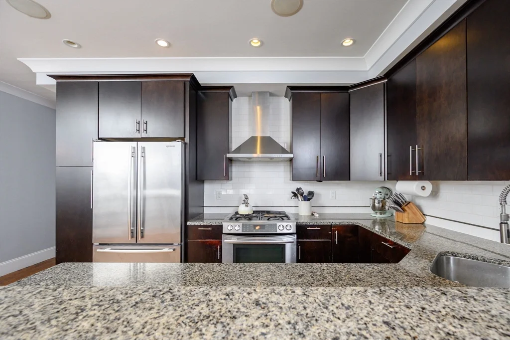 4 bed, 3 bath apartment for rent at 39 Coffey St Unit 2, Dorchester — photo 3 of 32