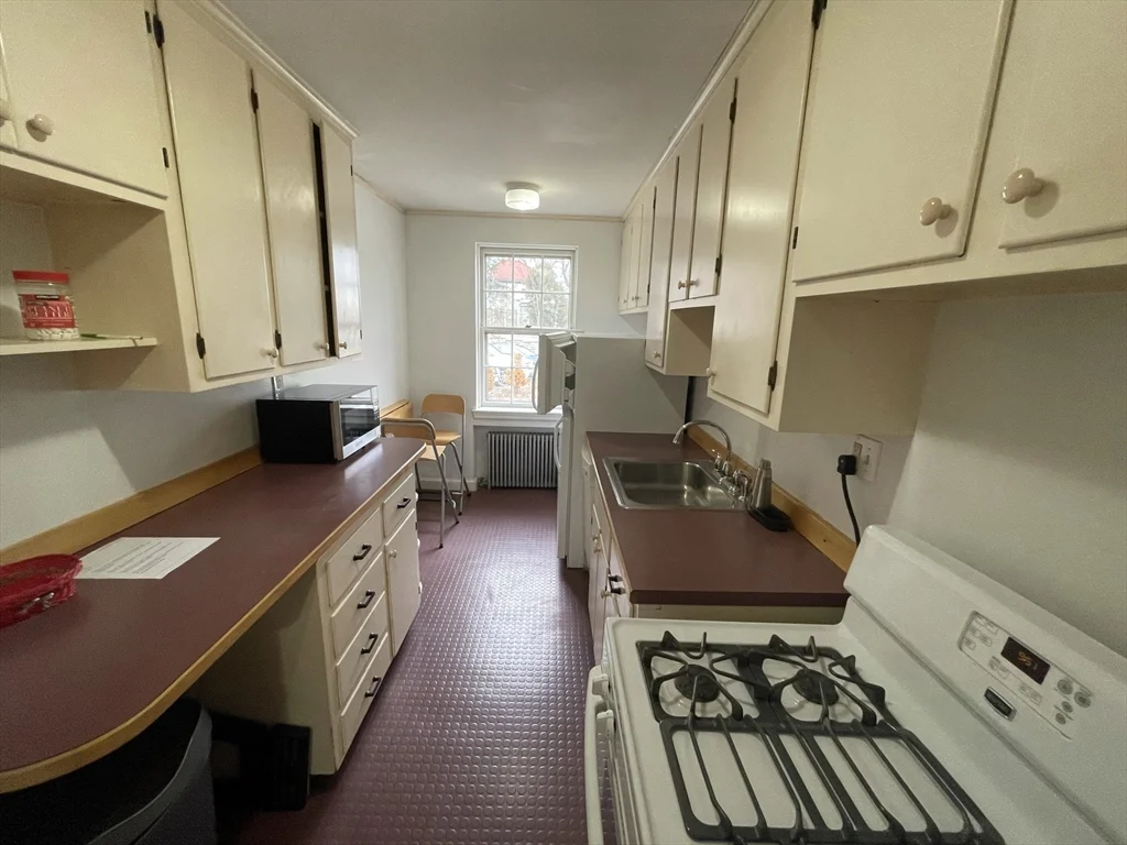 1 bed, 1 bath apartment for rent at 39 Commonwealth Ave Unit 23, Newton — photo 3 of 6