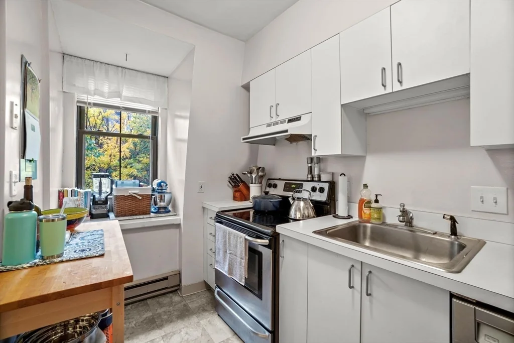 2 bed, 1 bath apartment for rent at 39 Dwight St Unit 4, South End — photo 2 of 18