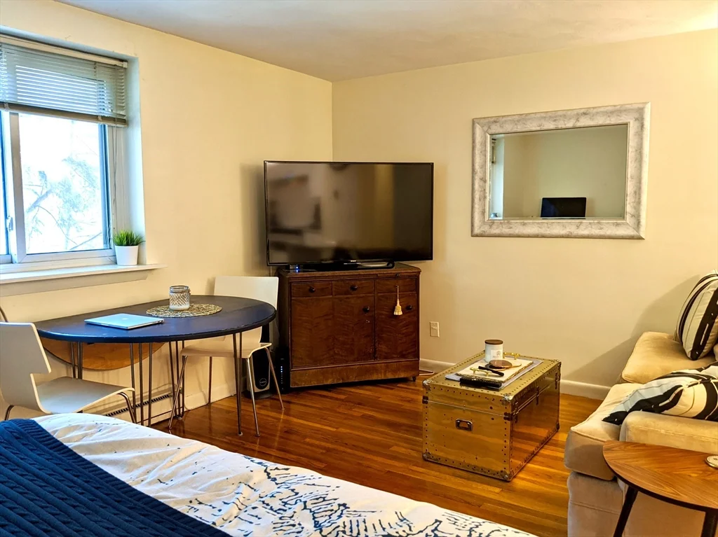 Studio bed, 1 bath apartment for rent at 39 Englewood Ave Unit 14, Brighton — photo 2 of 8