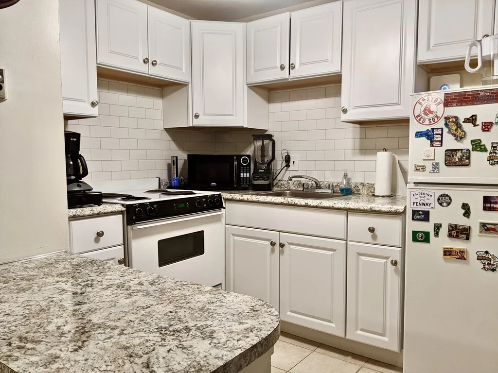 Studio bed, 1 bath apartment for rent at 39 Englewood Ave Unit 14, Brighton — photo 4 of 8