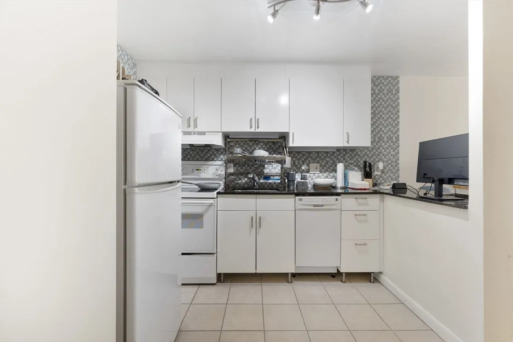 1 bed, 1 bath apartment for rent at 39 Englewood Ave Unit 17, Brighton — photo 6 of 14