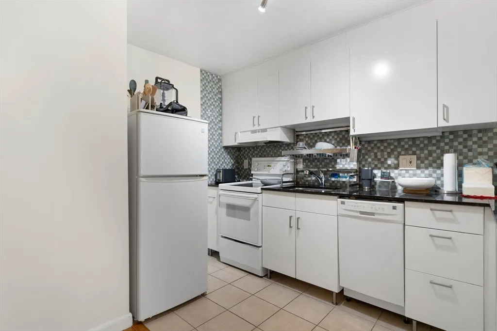 1 bed, 1 bath apartment for rent at 39 Englewood Ave Unit 17, Brighton — photo 7 of 14
