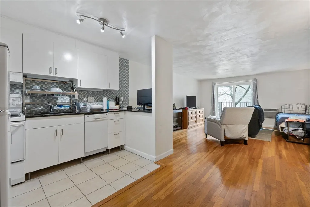 1 bed, 1 bath apartment for rent at 39 Englewood Ave Unit 17, Brighton — photo 5 of 14