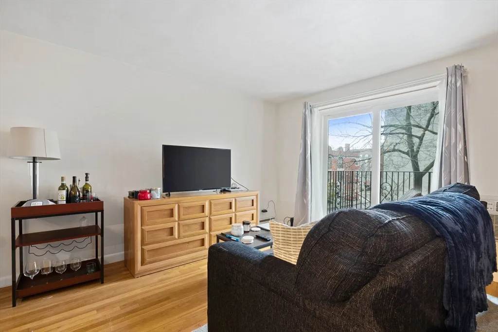 1 bed, 1 bath apartment for rent at 39 Englewood Ave Unit 17, Brighton — photo 2 of 14