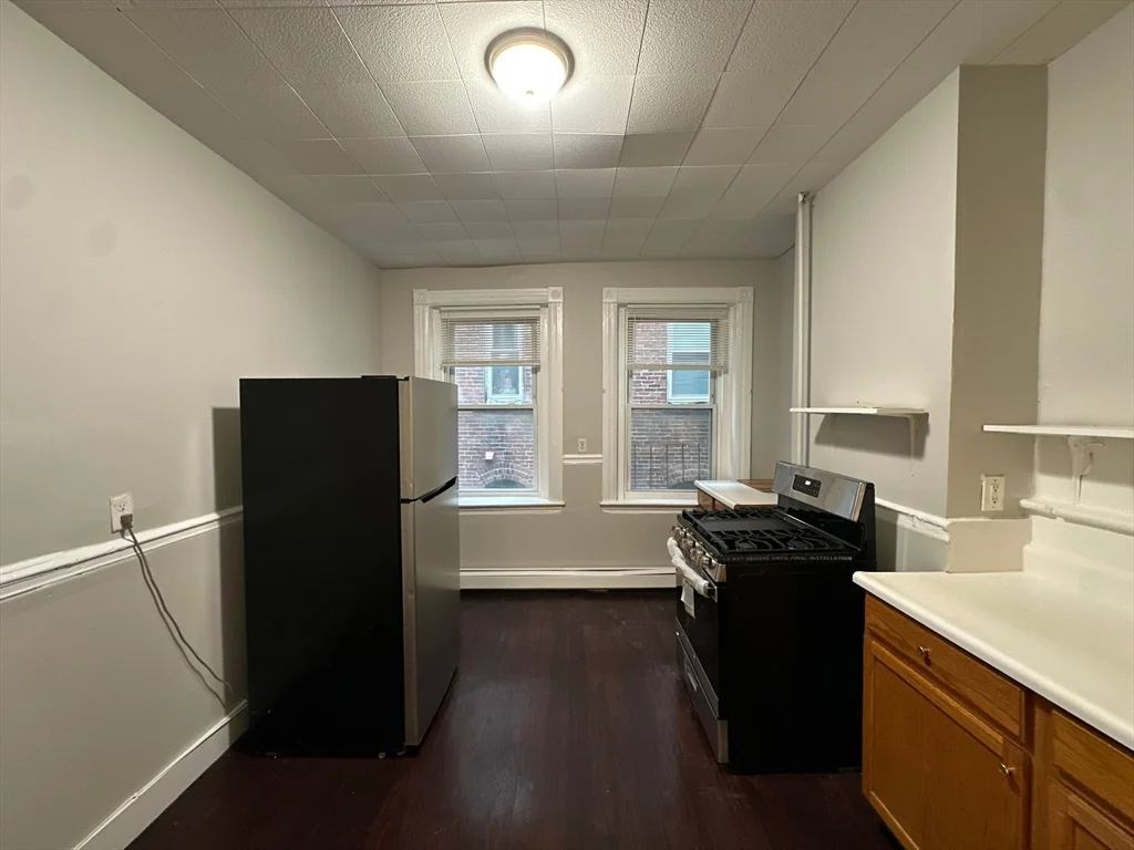 3 bed, 1 bath apartment for rent at 39 Forest St Unit 2, Roxbury — photo 4 of 18