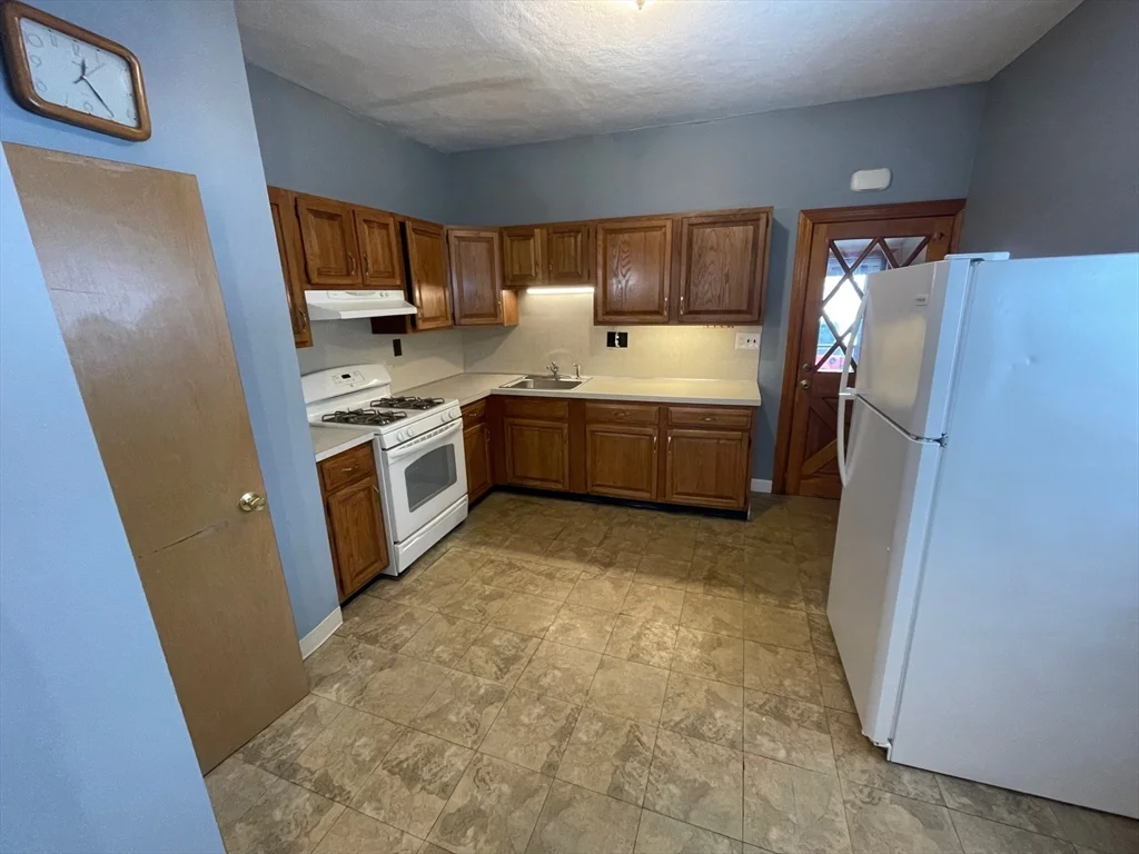 3 bed, 1 bath apartment for rent at 39 Franklin St Unit R, Woburn — photo 3 of 18