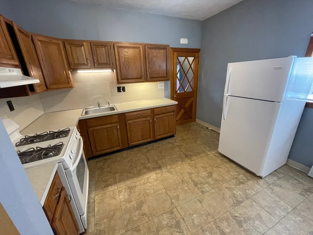 3 bed, 1 bath apartment for rent at 39 Franklin St Unit R, Woburn — photo 4 of 18