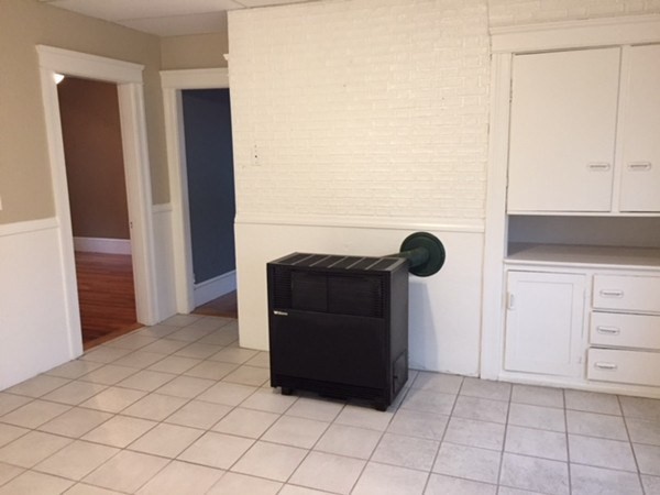3 bed, 1 bath apartment for rent at 39 Granby Unit 2, Worcester — photo 3 of 9