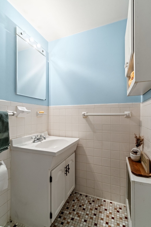 2 bed, 1 bath apartment for rent at 39 Grove St Unit 1, Beacon Hill — photo 10 of 16