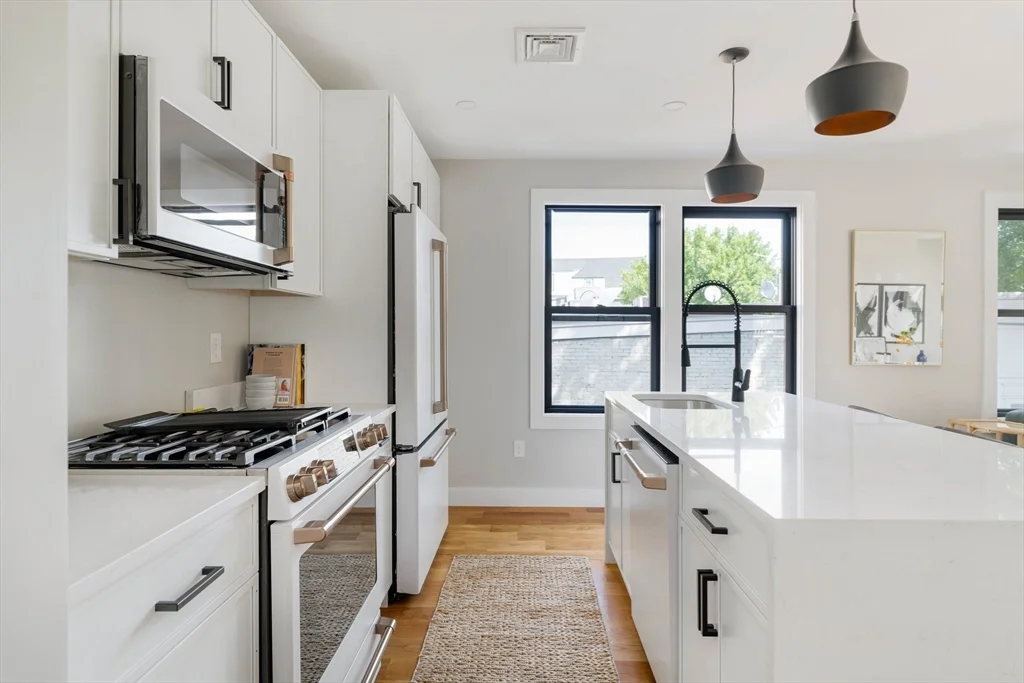 3 bed, 2 bath apartment for rent at 39 Hancock St Unit 2, Dorchester — photo 2 of 20