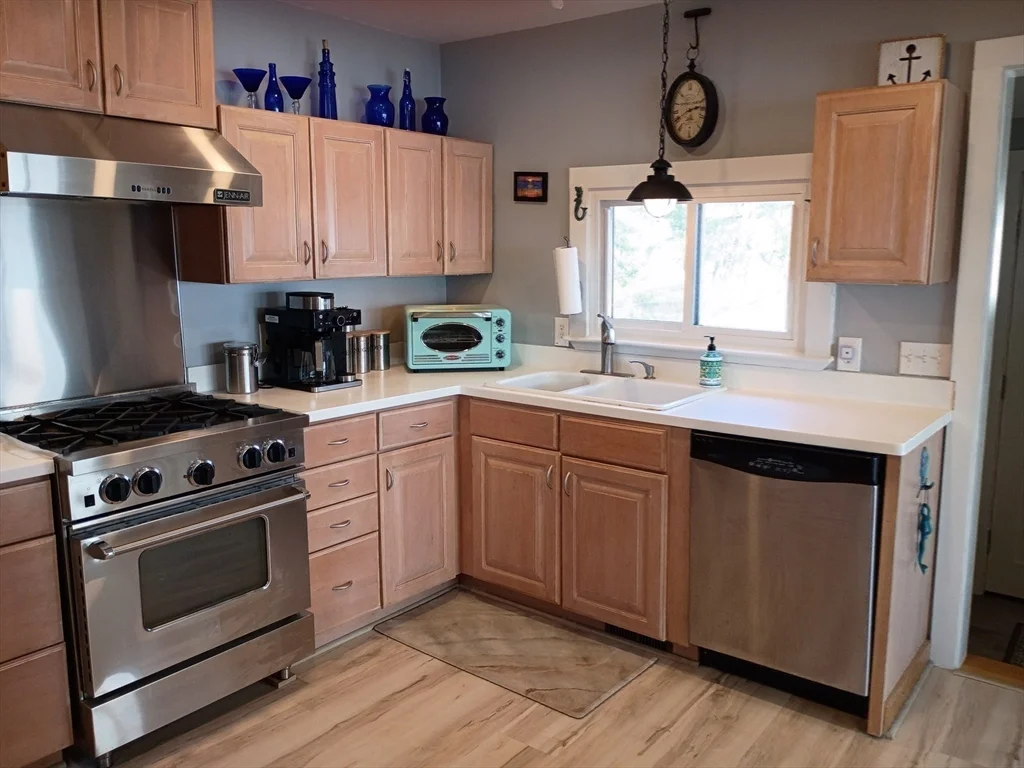 2 bed, 1 bath apartment for rent at 39 Harbor St, Newburyport — photo 8 of 35