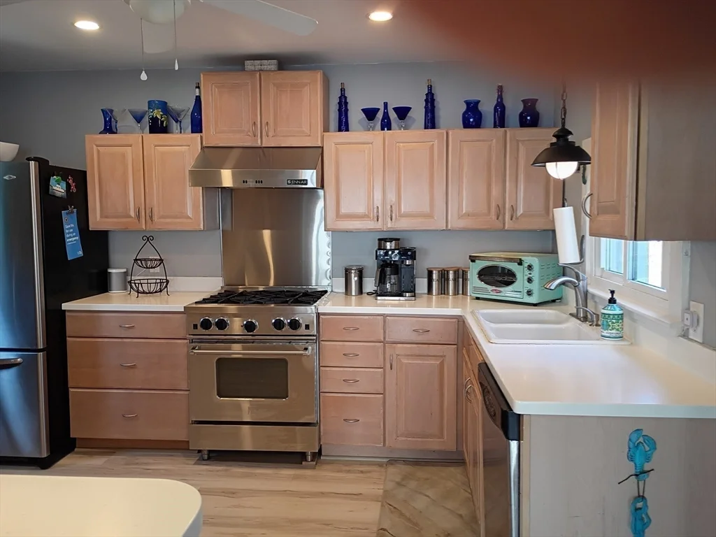 2 bed, 1 bath apartment for rent at 39 Harbor St, Newburyport — photo 9 of 35