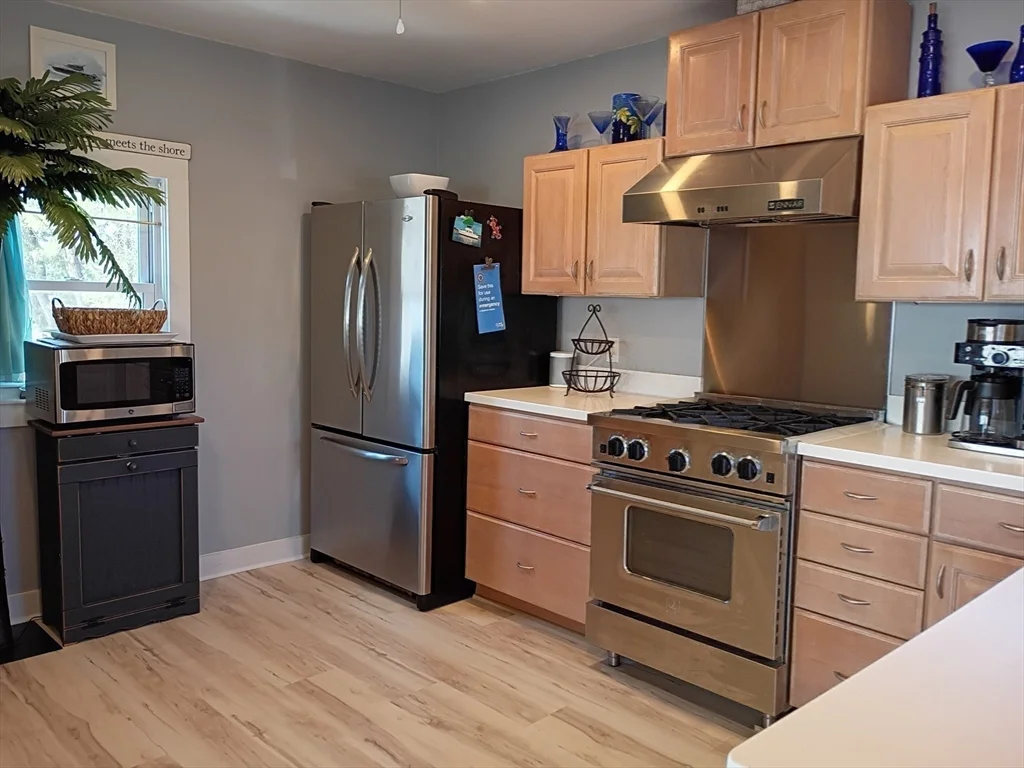 2 bed, 1 bath apartment for rent at 39 Harbor St, Newburyport — photo 10 of 35