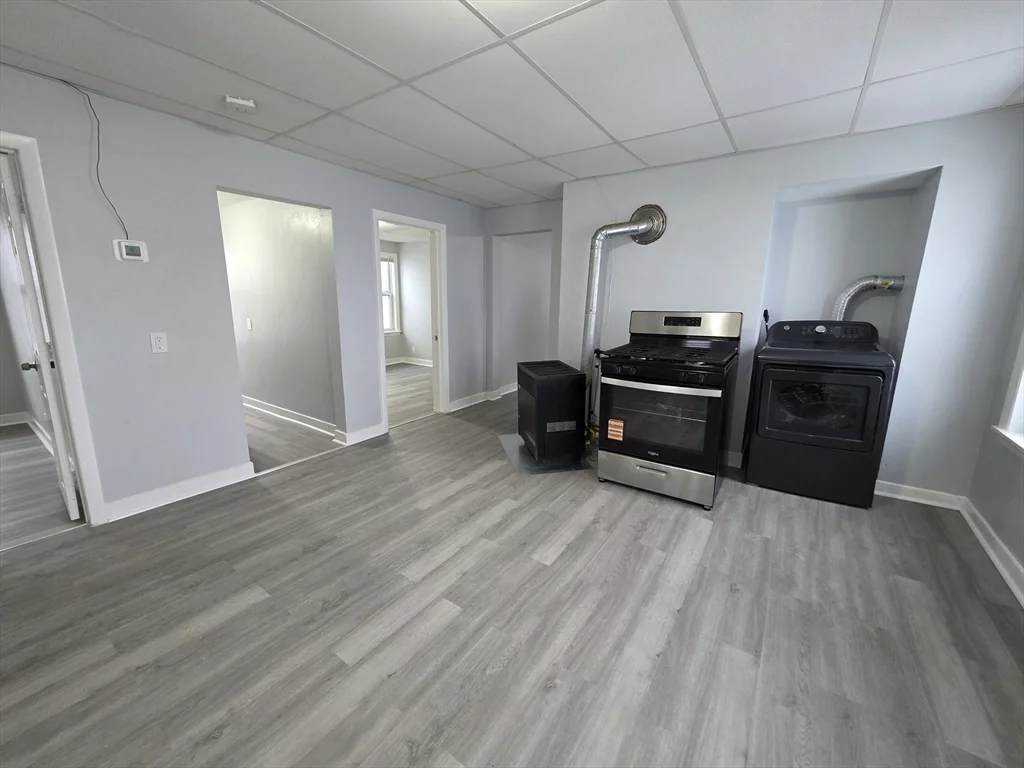4 bed, 1 bath apartment for rent at 39 Harlem Unit 3, Worcester — photo 3 of 18