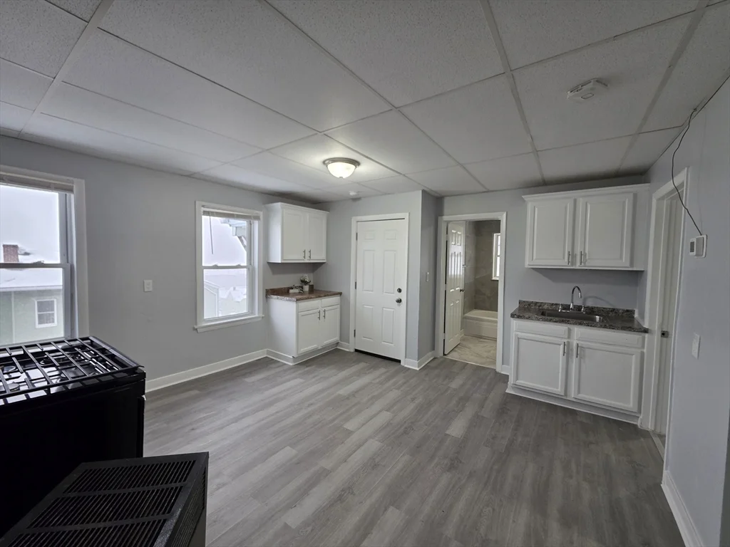 4 bed, 1 bath apartment for rent at 39 Harlem Unit 3, Worcester — photo 1 of 18