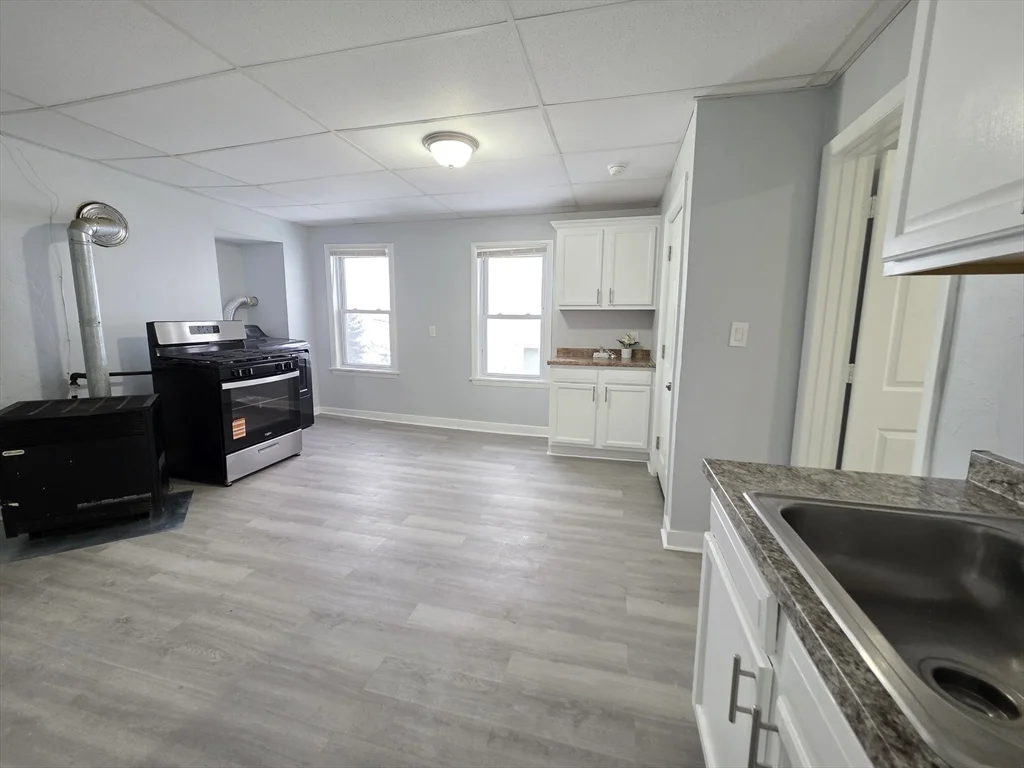 4 bed, 1 bath apartment for rent at 39 Harlem Unit 3, Worcester — photo 2 of 18
