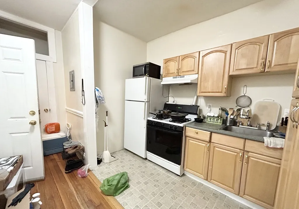 1 bed, 1 bath apartment for rent at 39 Hemenway St Unit 10, Boston — photo 2 of 5