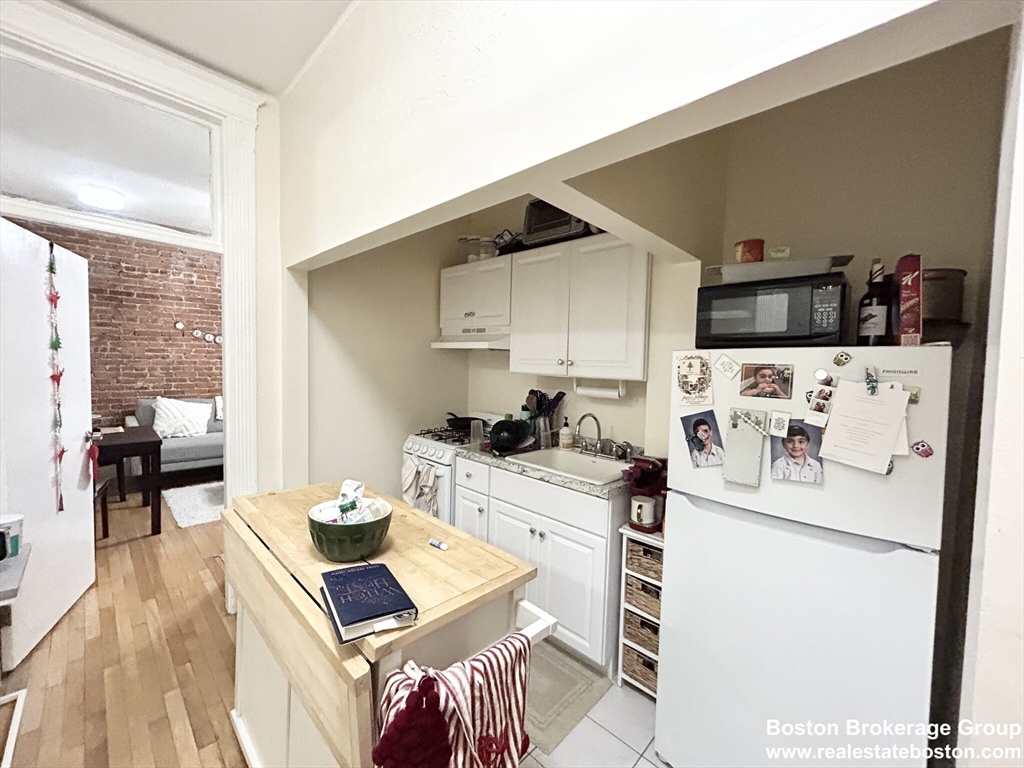 1 bed, 1 bath apartment for rent at 39 Hemenway St Unit 2, Fenway — photo 1 of 8