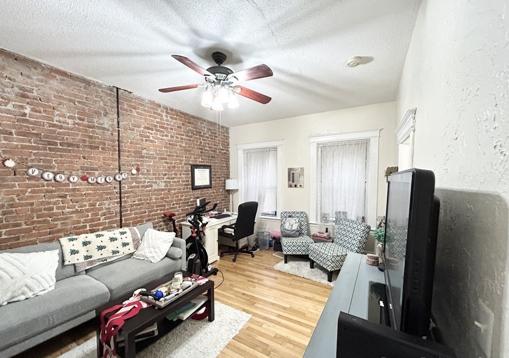 1 bed, 1 bath apartment for rent at 39 Hemenway St Unit 2, Fenway — photo 3 of 8