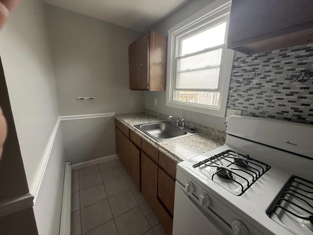 1 bed, 1 bath apartment for rent at 39 Hodges Ave Unit 2F, Taunton — photo 4 of 6
