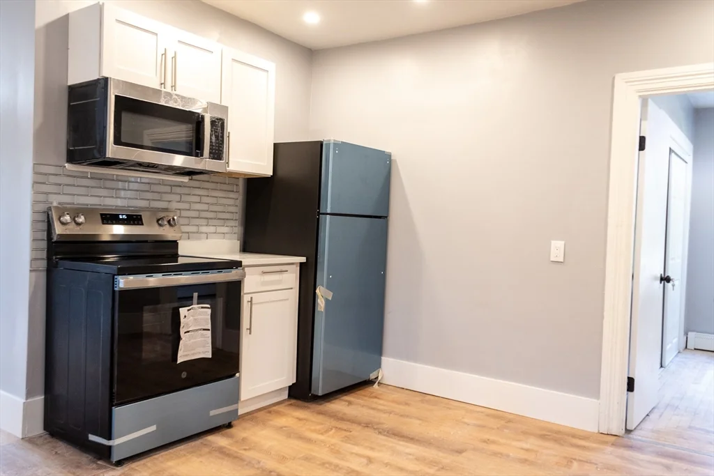 2 bed, 1 bath apartment for rent at 39 Hope St Unit 2, Attleboro — photo 3 of 17