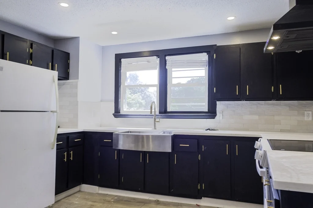 2 bed, 1 bath apartment for rent at 39 Hope Unit 3, Attleboro — photo 2 of 14