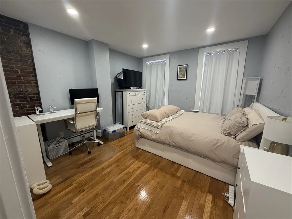 2 bed, 1 bath apartment for rent at 39 Irving St Unit 1, Beacon Hill — photo 4 of 12