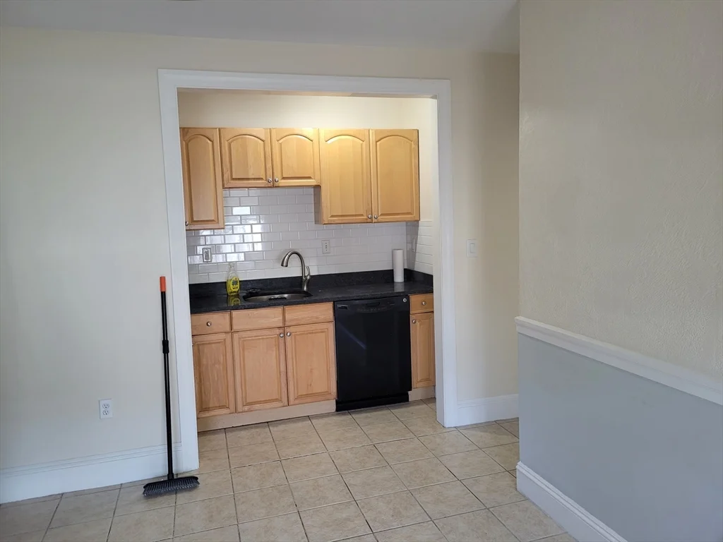 1 bed, 1 bath apartment for rent at 39 Irving St Unit 4, Everett — photo 7 of 8