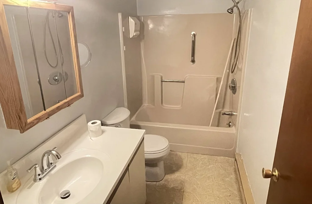 2 bed, 1 bath apartment for rent at 39 Jefferson Ave Unit 1, Woburn — photo 8 of 10