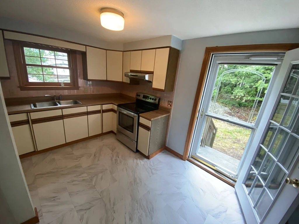 2 bed, 1 bath apartment for rent at 39 Jefferson Ave Unit 1, Woburn — photo 2 of 10