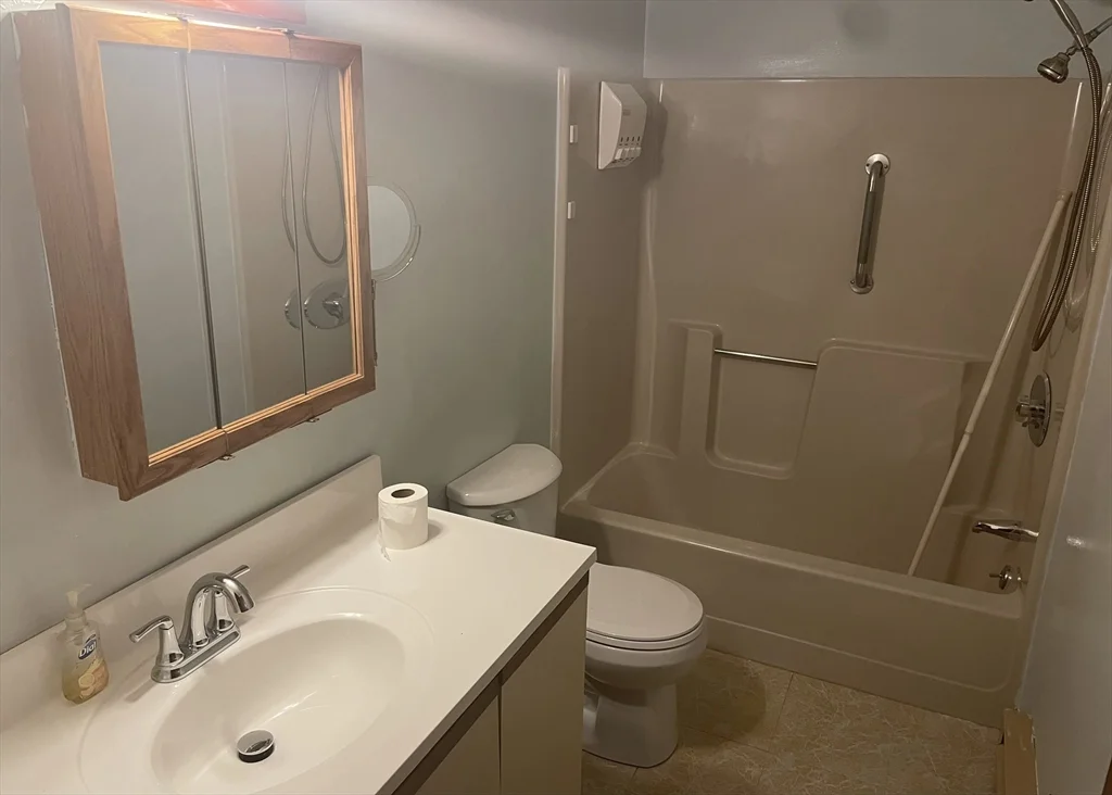 2 bed, 1 bath apartment for rent at 39 Jefferson Ave Unit 1, Woburn — photo 4 of 10