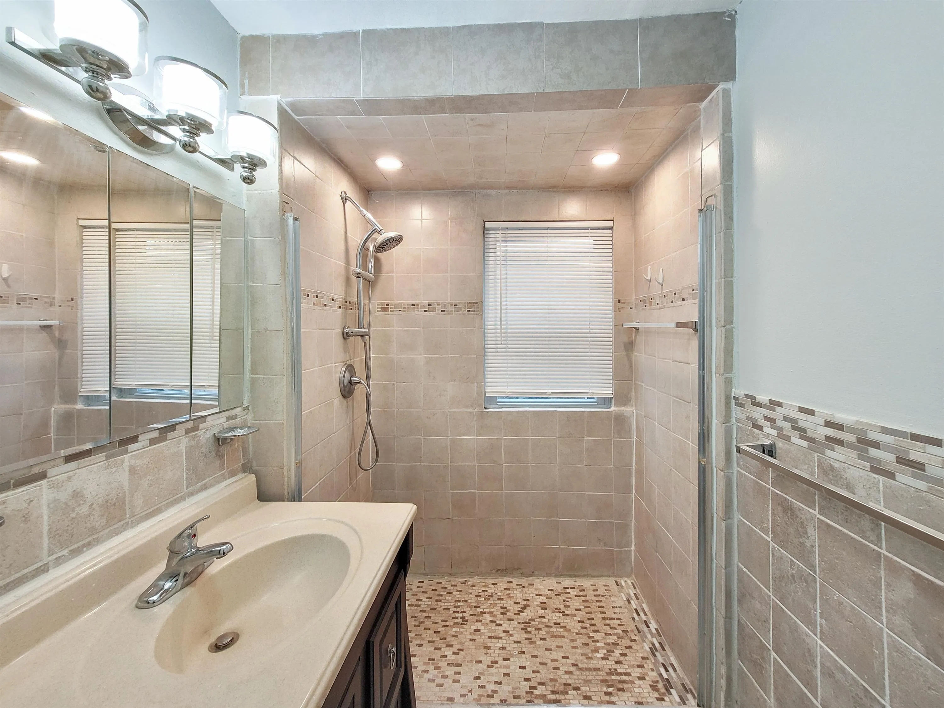 5 bed, 2.5 bath apartment for rent at 39 Juniper St Unit 1, Roxbury — photo 12 of 12