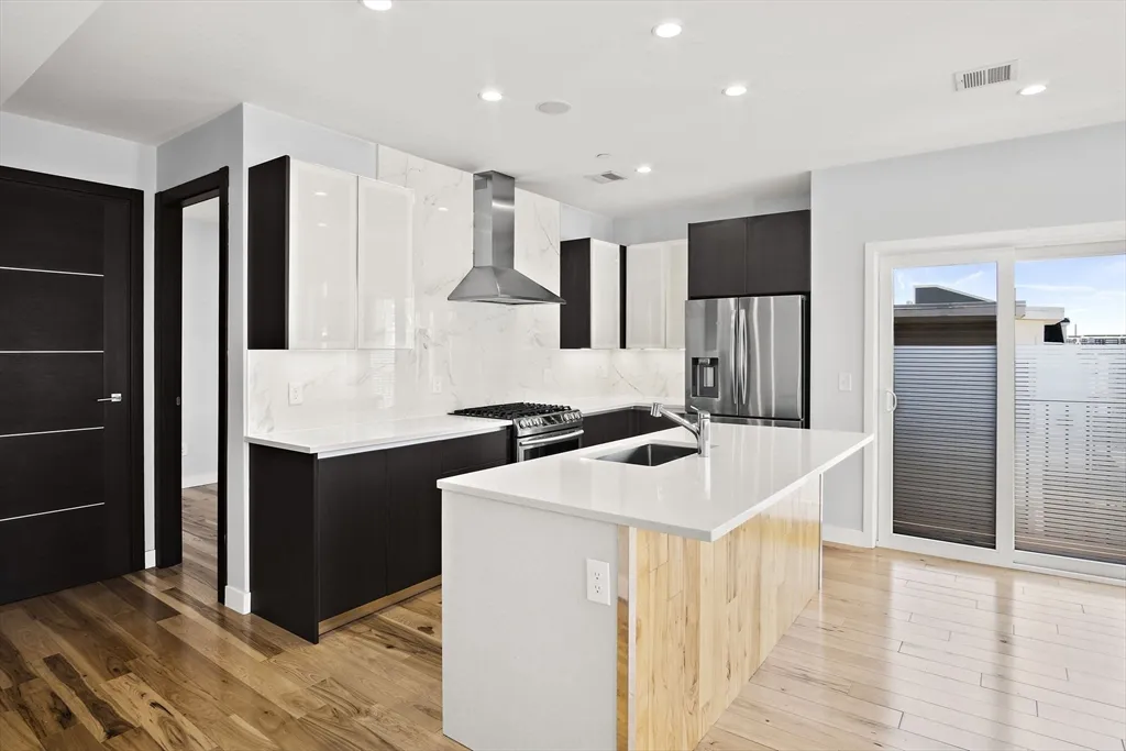 2 bed, 2 bath apartment for rent at 39 Lexington St Unit 4, Eagle Hill — photo 6 of 17