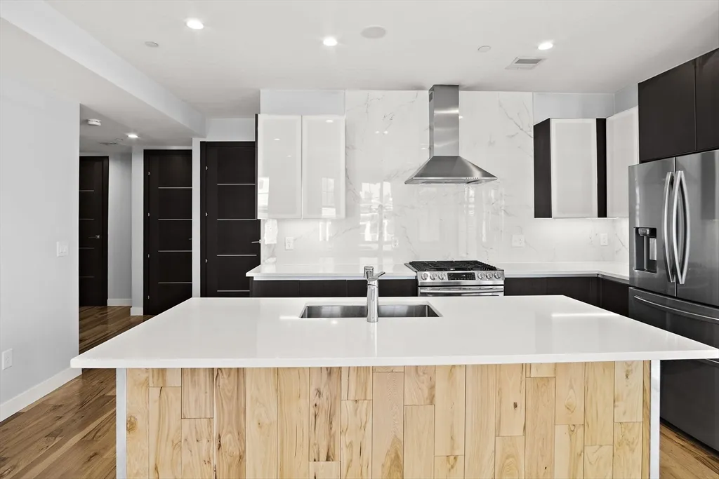 2 bed, 2 bath apartment for rent at 39 Lexington St Unit 4, Eagle Hill — photo 1 of 17