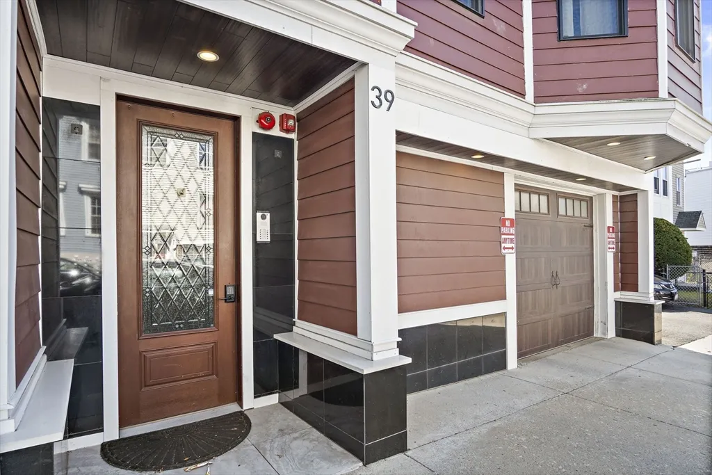 2 bed, 2 bath apartment for rent at 39 Lexington St Unit 4, Eagle Hill — photo 3 of 17