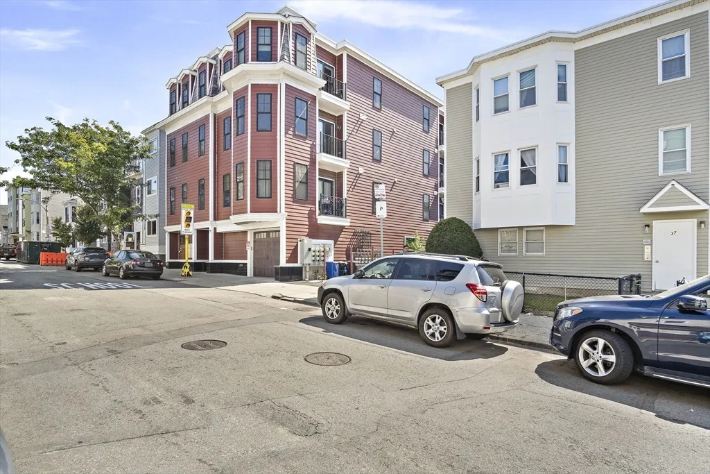 2 bed, 2 bath apartment for rent at 39 Lexington St Unit 4, Eagle Hill — photo 4 of 17