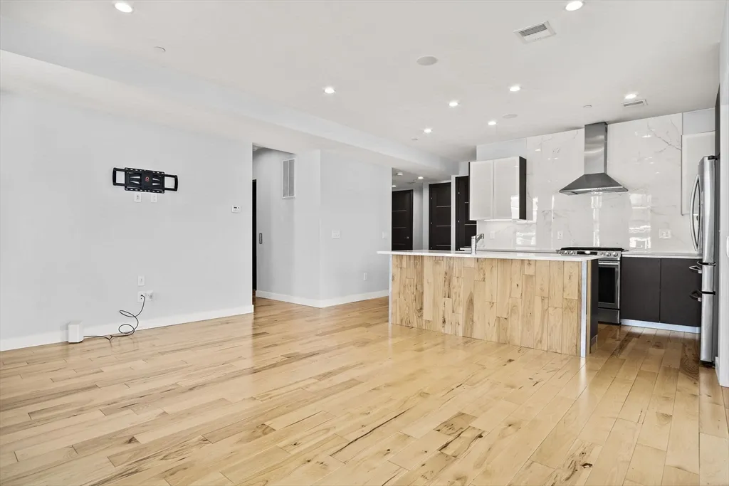 2 bed, 2 bath apartment for rent at 39 Lexington St Unit 4, Eagle Hill — photo 7 of 17