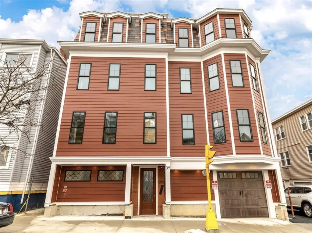 2 bed, 2 bath apartment for rent at 39 Lexington St Unit 4, Eagle Hill — photo 2 of 17