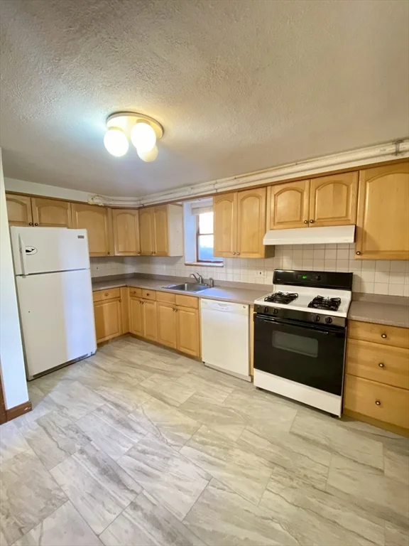3 bed, 1 bath apartment for rent at 39 Loomis St Unit 1, Cambridge Highlands — photo 3 of 13