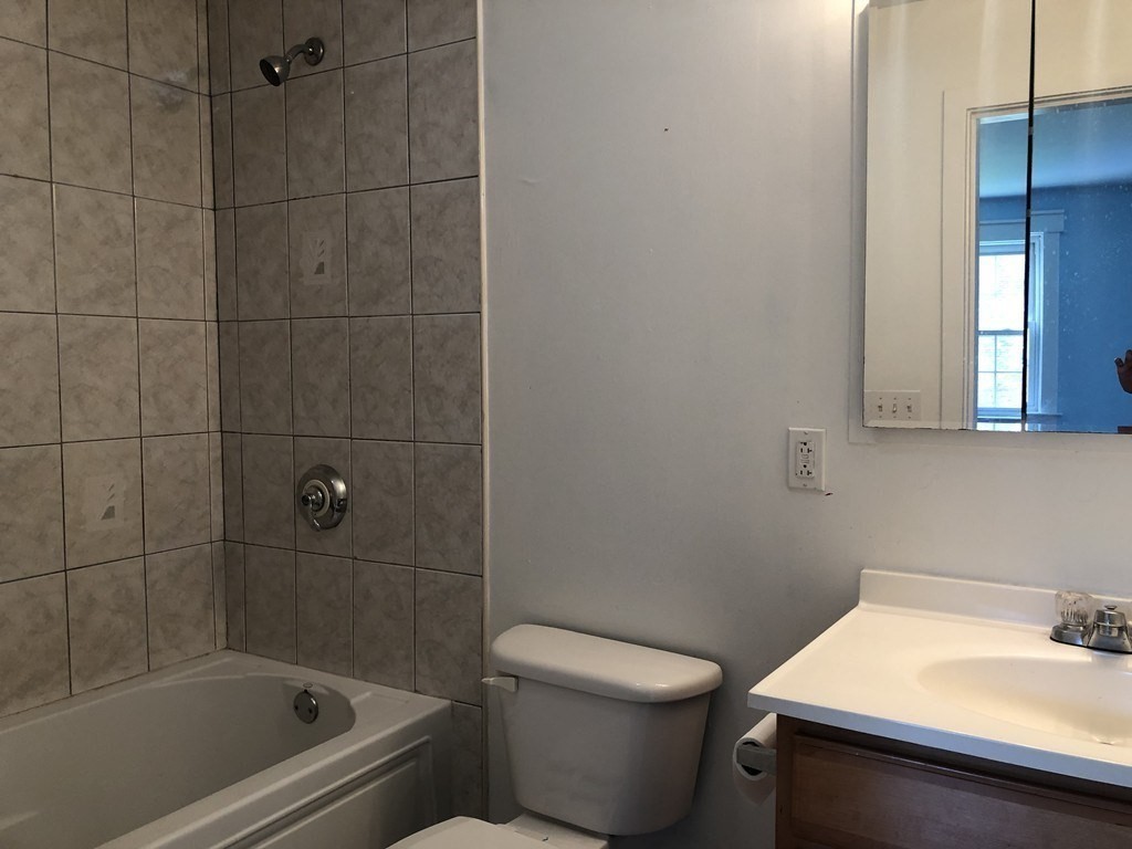 4 bed, 2 bath apartment for rent at 39 Magazine St Unit 2, Roxbury — photo 8 of 34