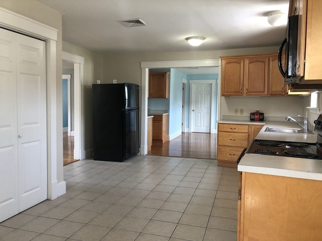 4 bed, 2 bath apartment for rent at 39 Magazine St Unit 2, Roxbury — photo 5 of 34